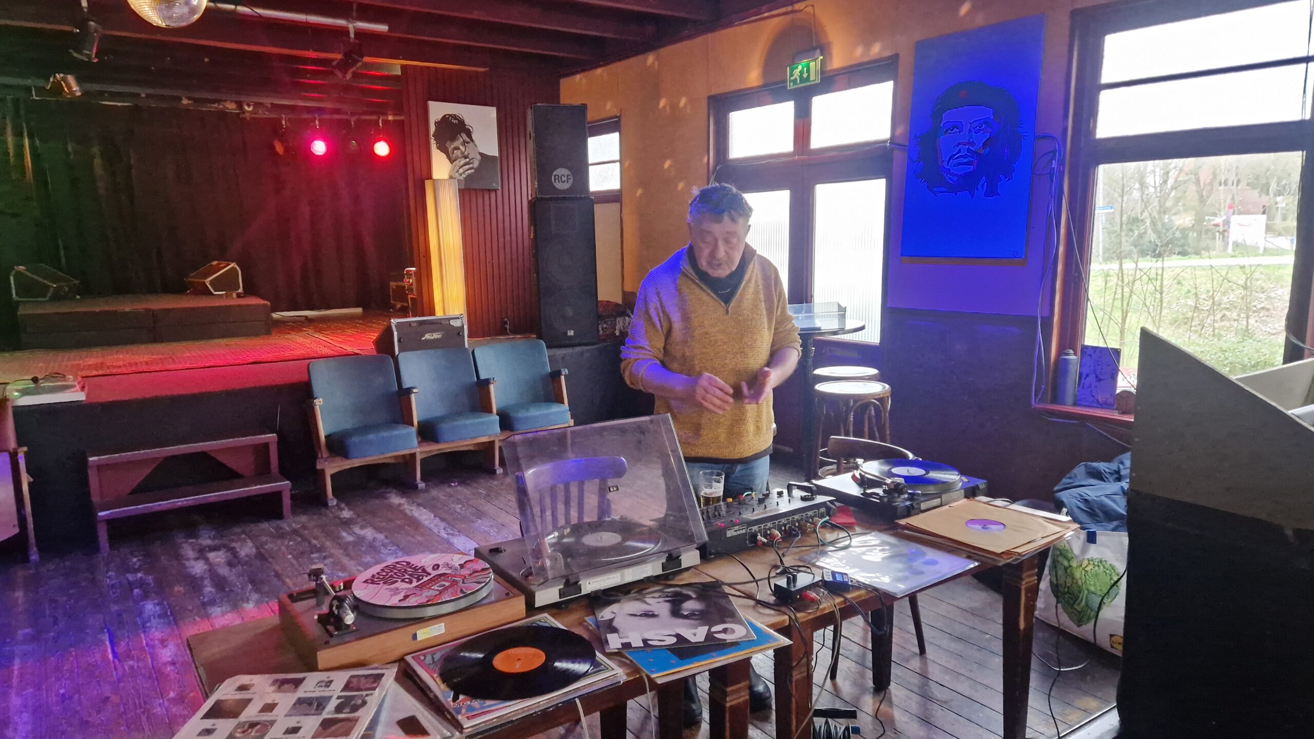 Bert achter de platenspelers